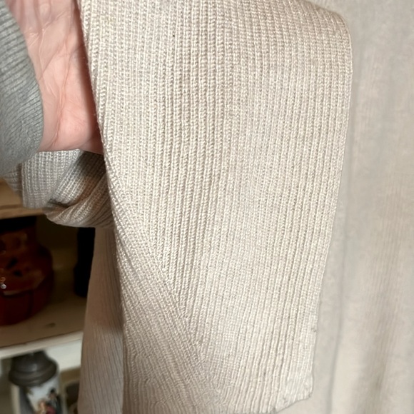 Vince L 100%Cashmere Light beige,slightly ribbed,wide hem,a little flowy So soft - Picture 4 of 5